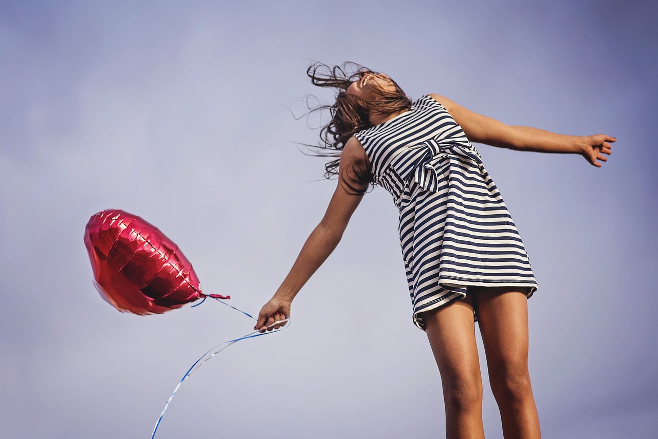 Frau mit Luftballon