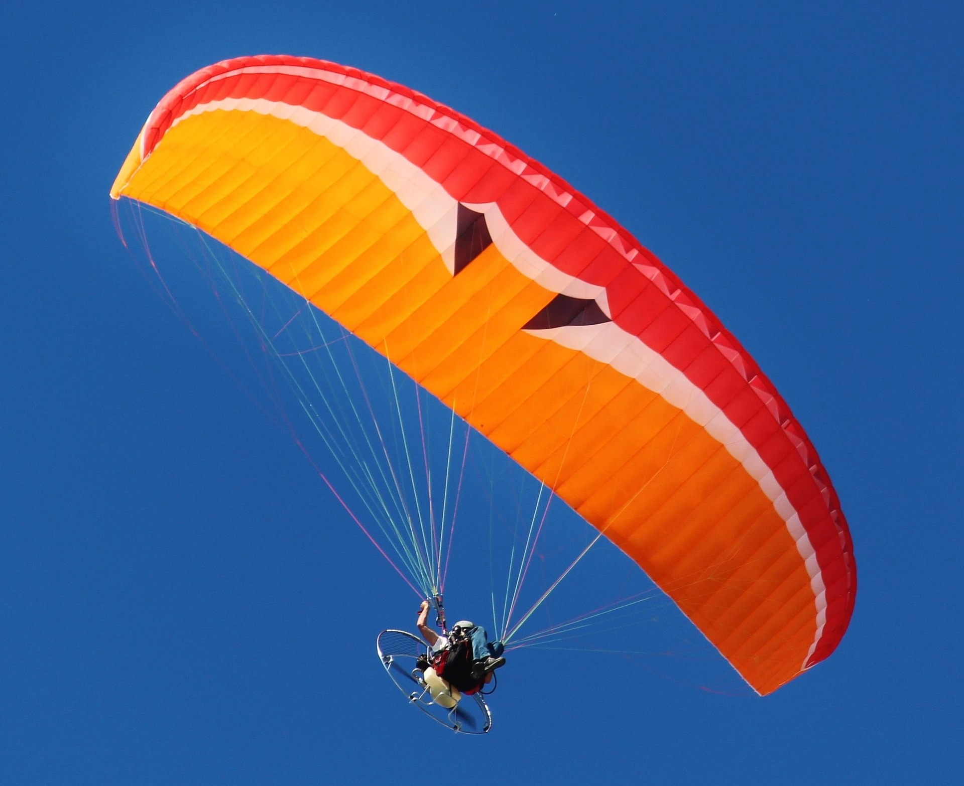 Paragleiter am Himmel